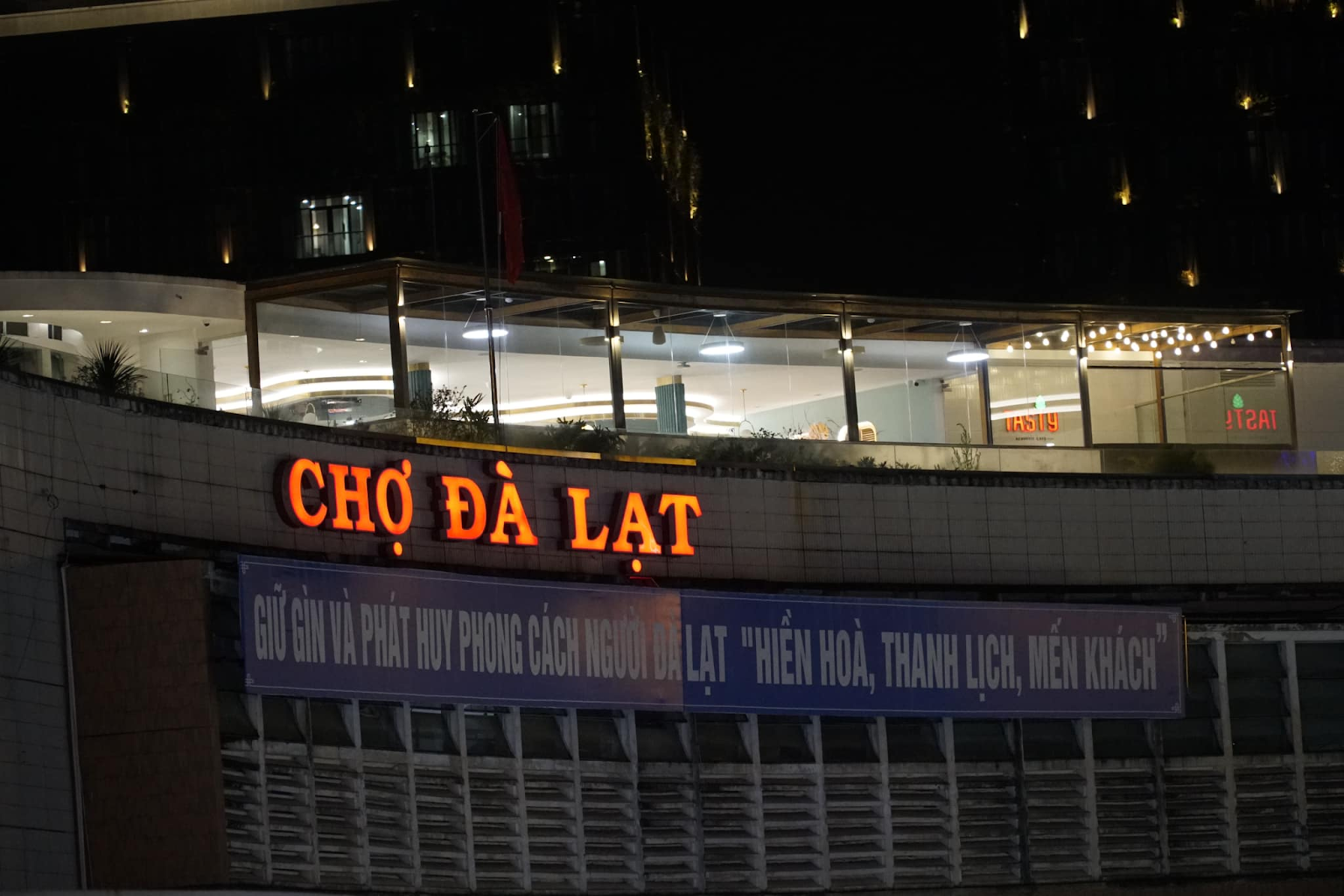 Chợ đêm là địa điểm du lịch Đà Lạt gần trung tâm sôi động nhất về đêm