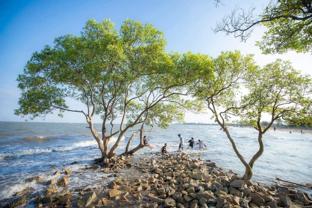 Con đường đá giữa biển tại đảo Thạnh An thu hút nhiều bạn trẻ.