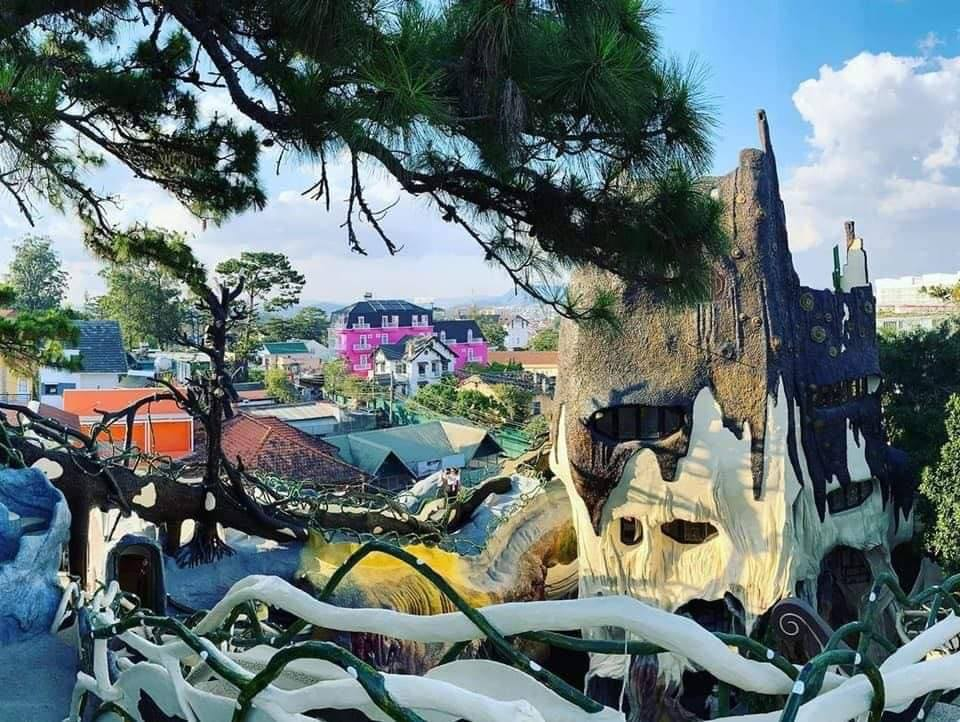 Crazy House là địa điểm du lịch gần trung tâm tp Đà Lạt thu hút khách Tây.