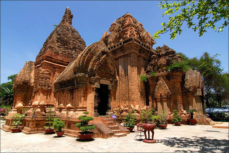 Cụm tháp Chămpa cổ kính giữa lòng Quy Nhơn.