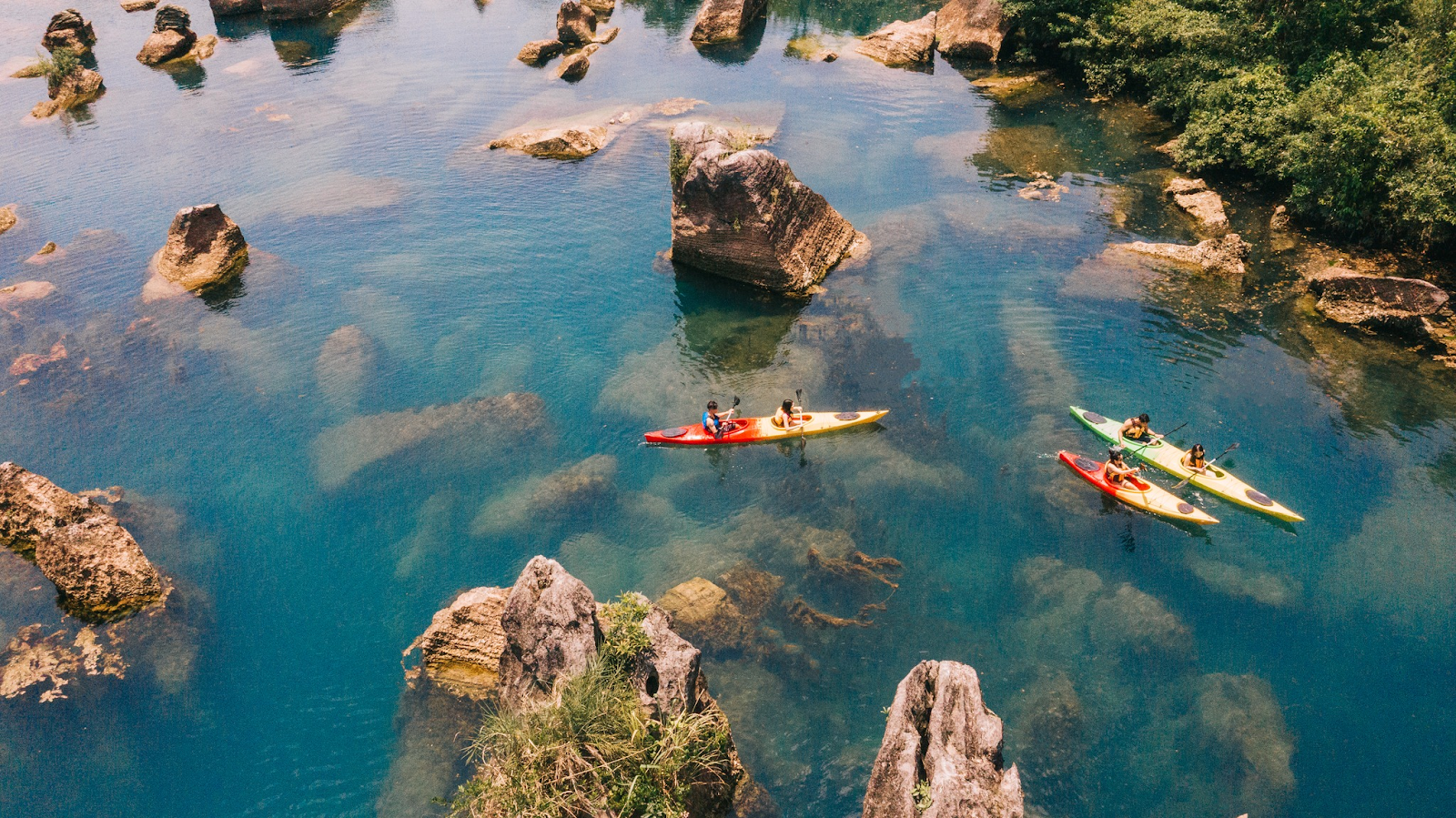 Du khách trải nghiệm chèo thuyền Kayak băng qua sông Chày.