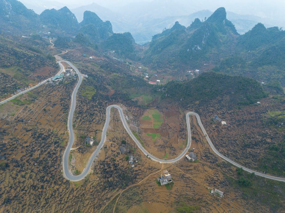 Hà Giang nổi tiếng với vẻ đẹp hoang sơ và hùng vĩ của núi đá.