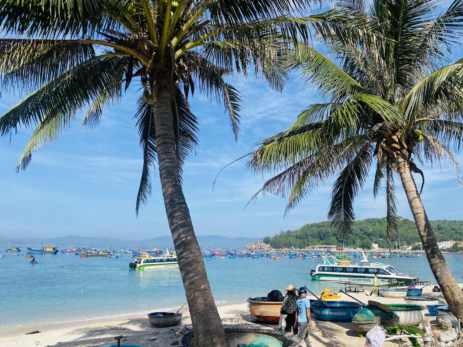 Hòn đảo nguyên sơ với làn nước trong như pha lê.