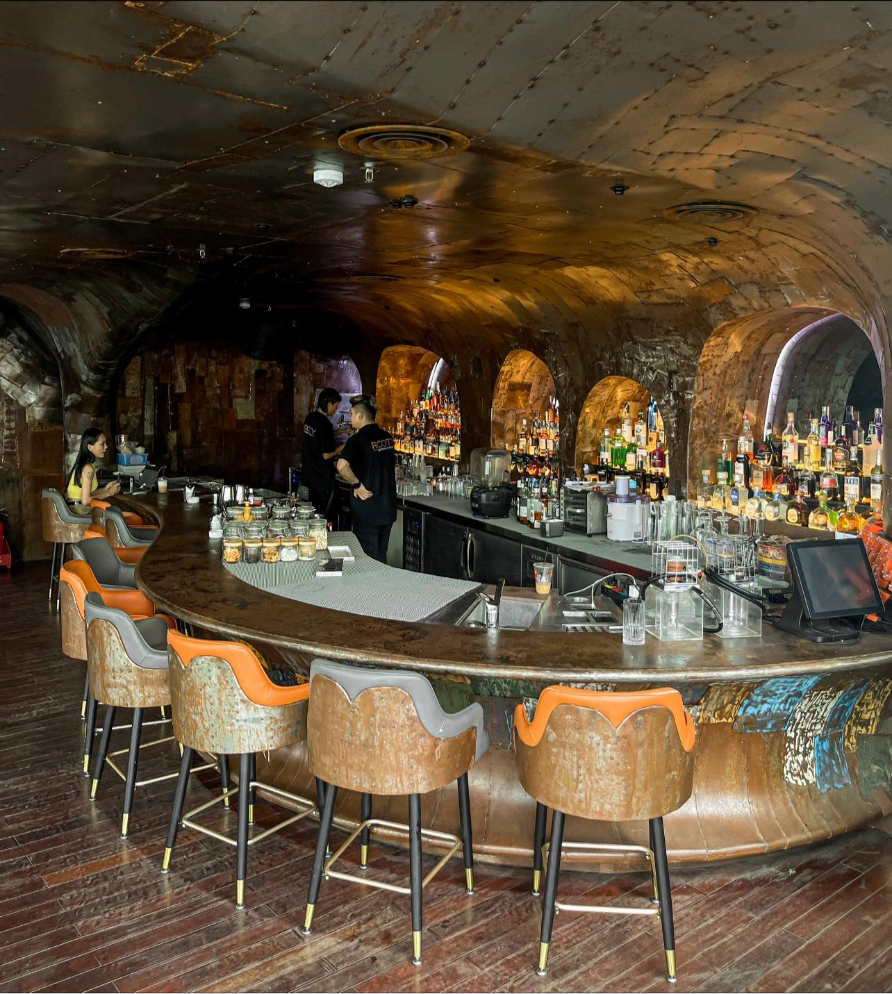 Không gian sang trọng và lãng mạn tại một quán Rooftop Bar.