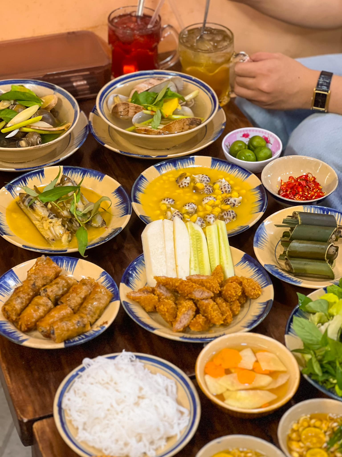 Những món ốc tươi ngon hấp dẫn thực khách tại phố Vĩnh Khánh.