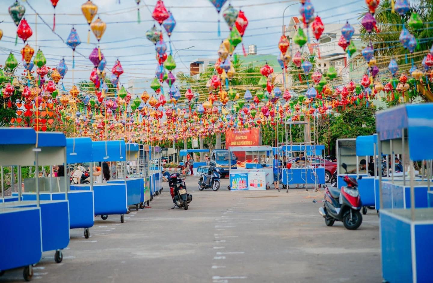 Phố đi bộ Lê Đức Thọ mang đến không gian văn hóa sôi động.