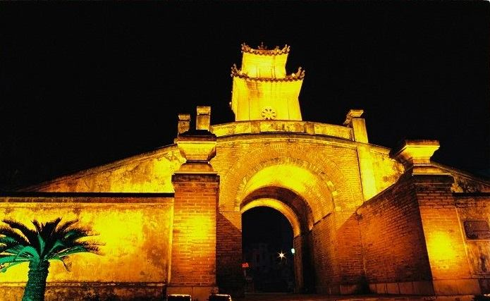 Quảng Bình Quan sừng sững uy nghiêm giữa lòng thành phố Đồng Hới.