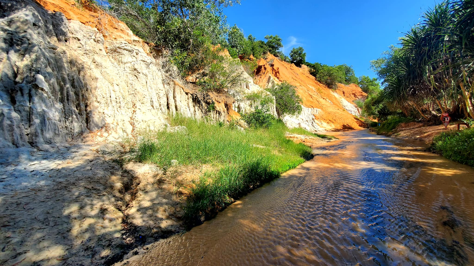 Suối Tiên là địa điểm chụp hình Phan Thiết mang vẻ đẹp siêu thực