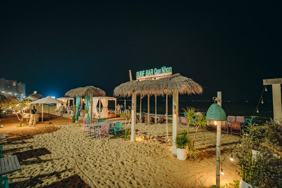 Surf Bar là địa điểm đi chơi ở Quy Nhơn về đêm được giới trẻ yêu thích nhất.