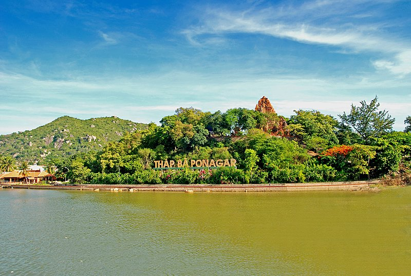 Tháp Bà Ponagar mang vẻ đẹp cổ kính đặc trưng của Chămpa.
