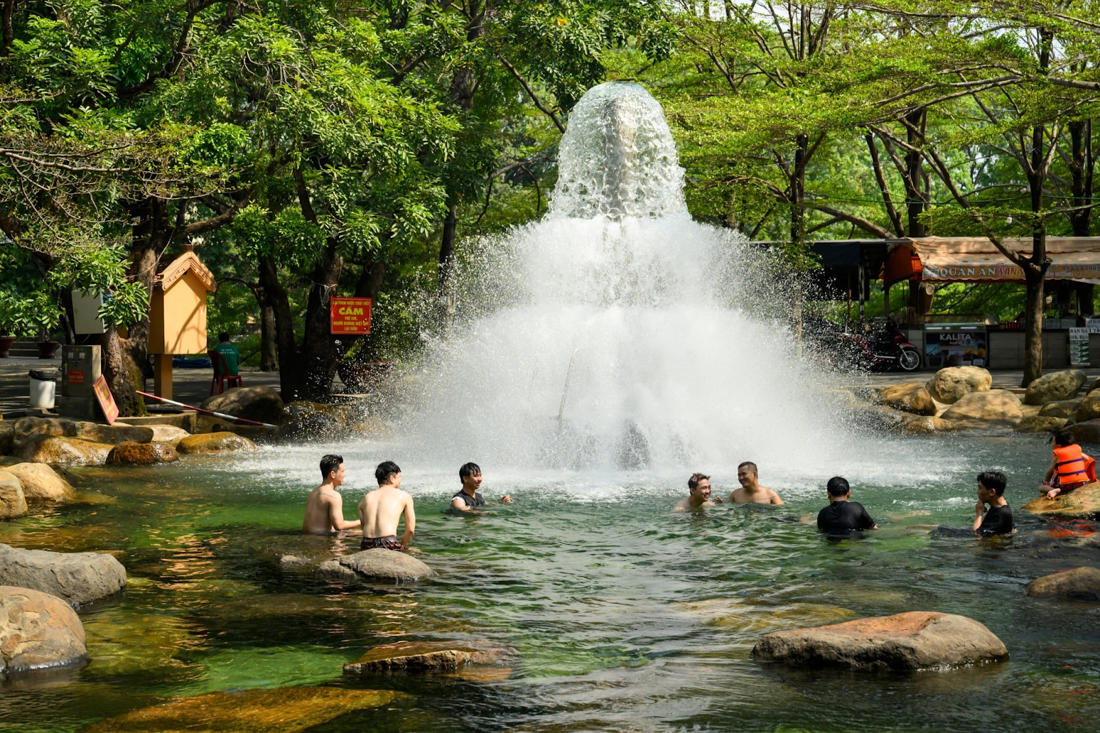 Thủy Châu thu hút đông đảo giới trẻ đến tắm suối vào cuối tuần.