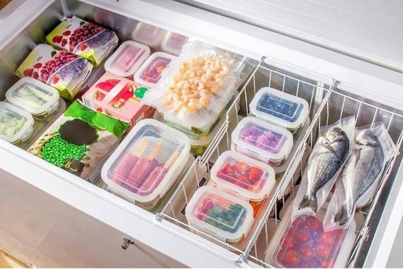 Nên sắp xếp thực phẩm theo khu vực và đặt các mặt hàng nhỏ nhẹ vào giỏ treo tiện lợi 