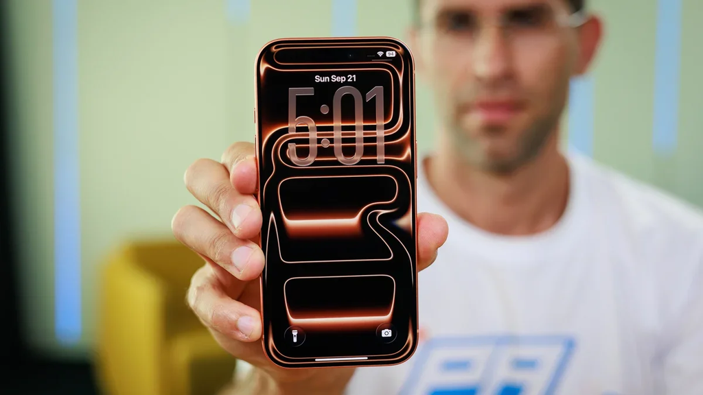 Cầm iPhone 18 Pro Max trên tay